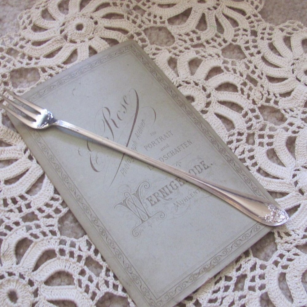 Wm Rogers & Son AA 'Daisy II' Silver Antique Vintage Long Pickle Olive Fork